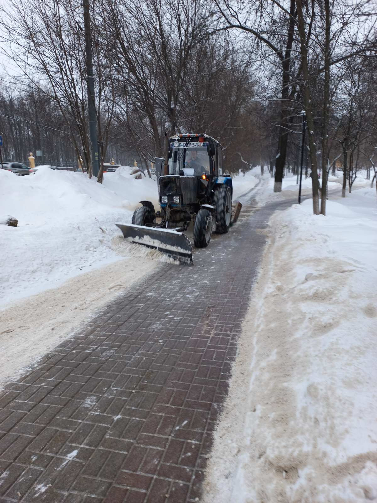 Дорожные рабочие устраняют последствия ночного снегопада - Официальный сайт  администрации города Нижнего Новгорода