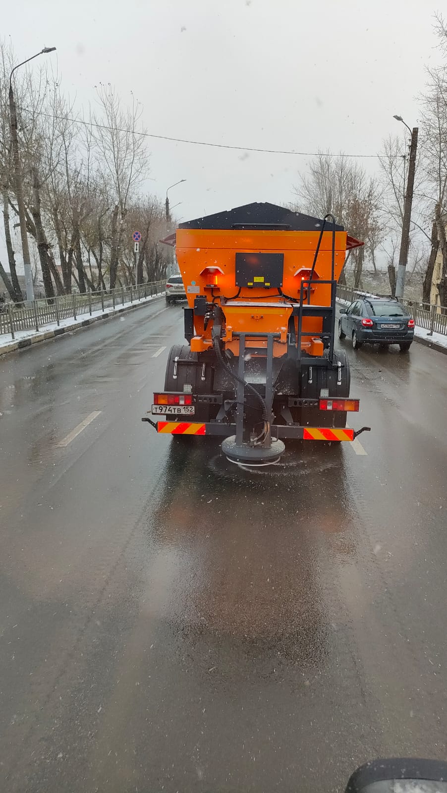 Спецтехника вышла на просыпание противогололедными материалами  автомобильных дорог - Официальный сайт администрации города Нижнего  Новгорода