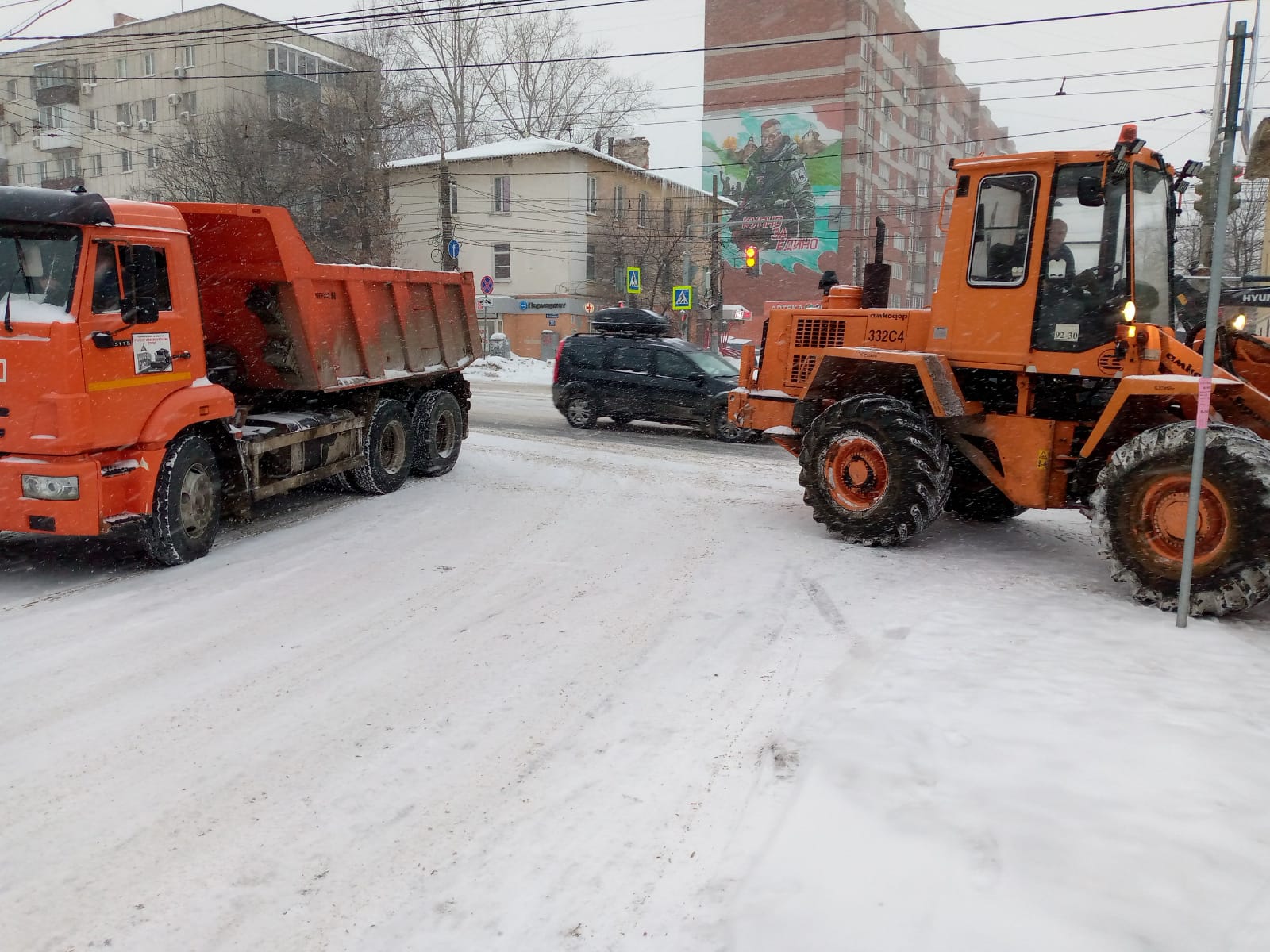 В связи со снегопадом, названным московскими синоптиками самым сильным за  эту зиму, нижегородские коммунальщики работают в усиленном режиме -  Официальный сайт администрации города Нижнего Новгорода