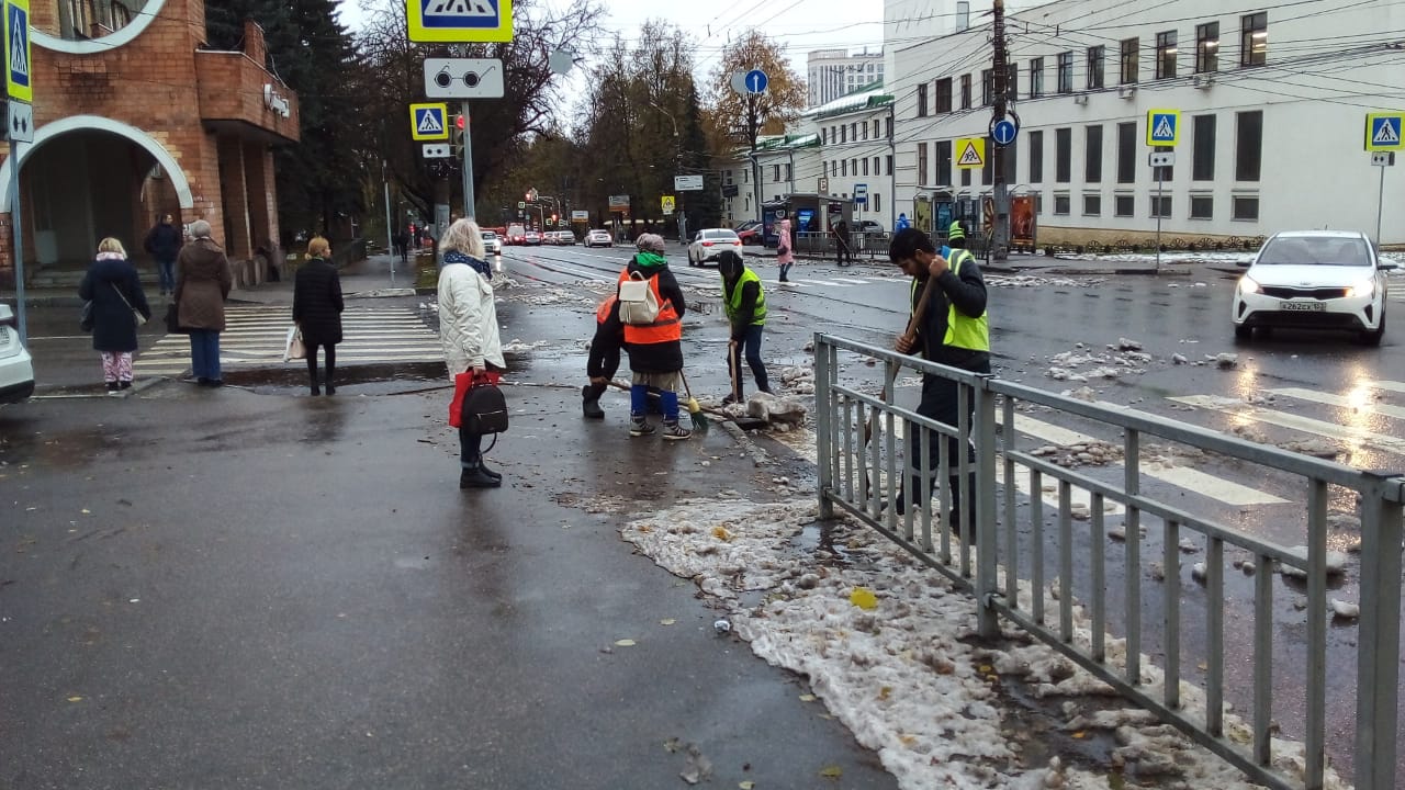 Подрядчики продолжают откачивать воду и убирать упавшие деревья после  вчерашней непогоды - Официальный сайт администрации города Нижнего Новгорода