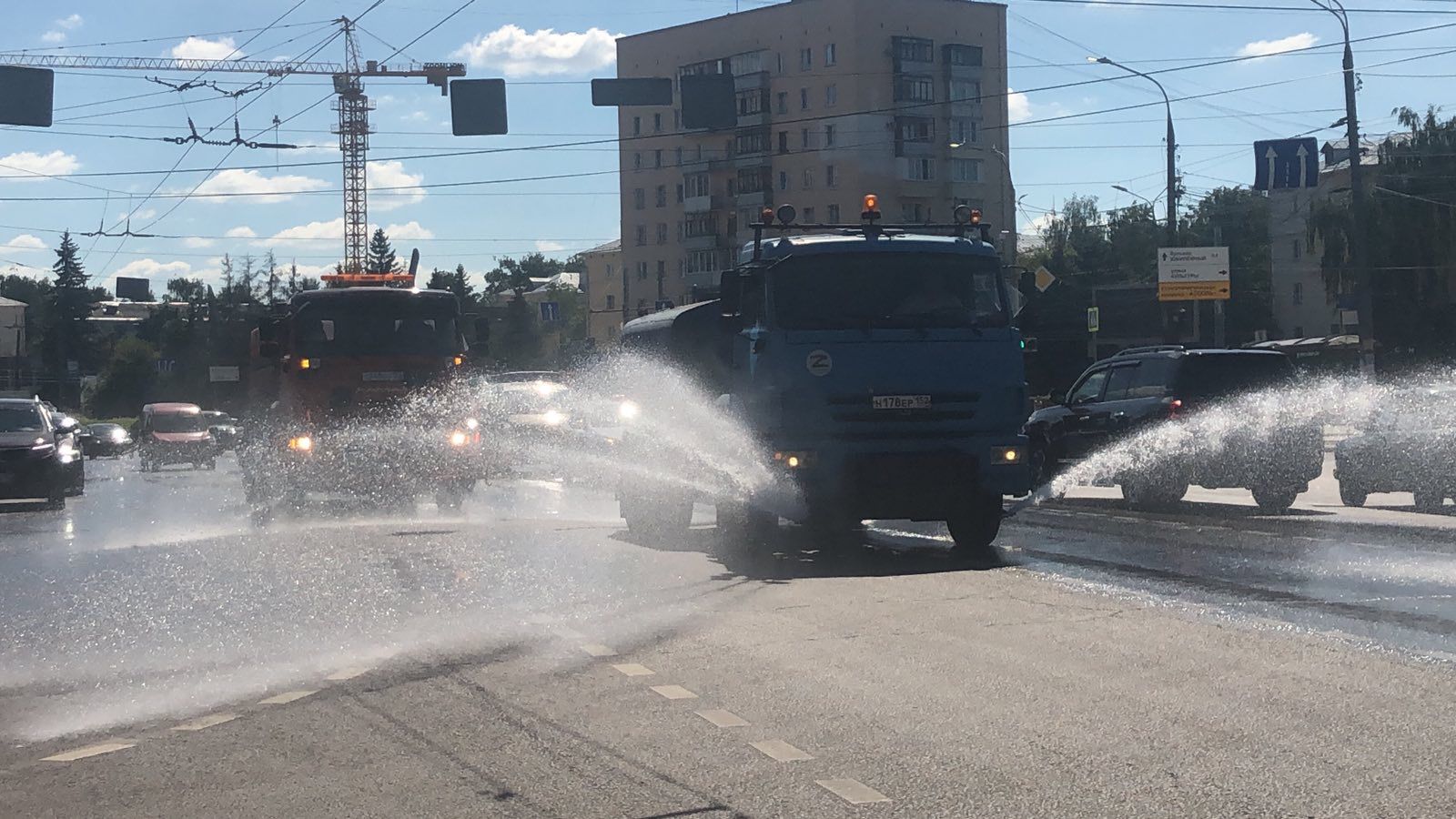 В связи с жарой в Нижнем Новгороде усилили полив дорог и зеленых насаждений  - Официальный сайт администрации города Нижнего Новгорода