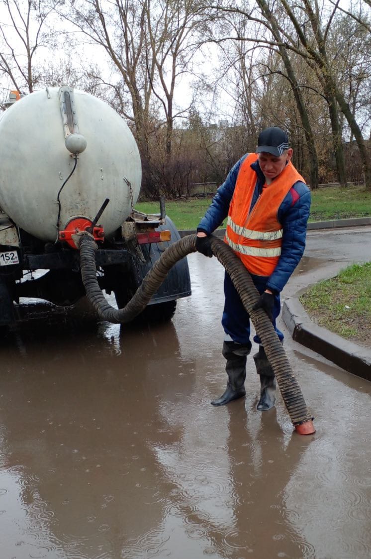 В Нижнем Новгороде откачивают воду с проблемных участков и чистят ливневки  | 15.04.2024 | Нижний Новгород - БезФормата