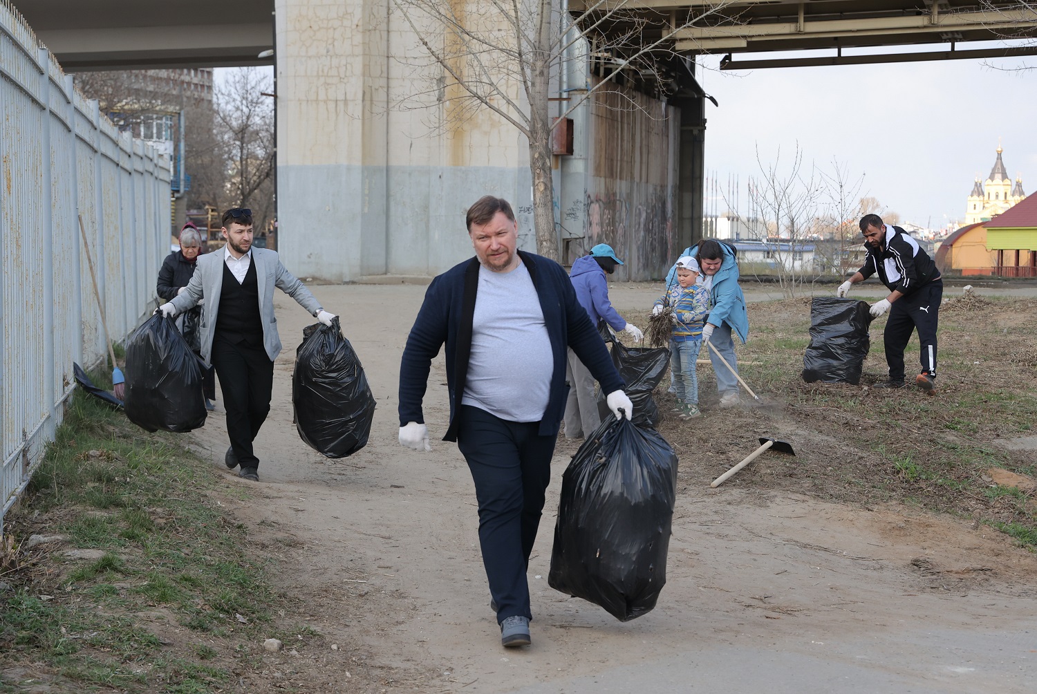 Канавинский многонациональный субботник прошел в сквере на улице Марата,  благоустроенном по программе «Формирование комфортной городской среды» в  2022 году - Официальный сайт администрации города Нижнего Новгорода