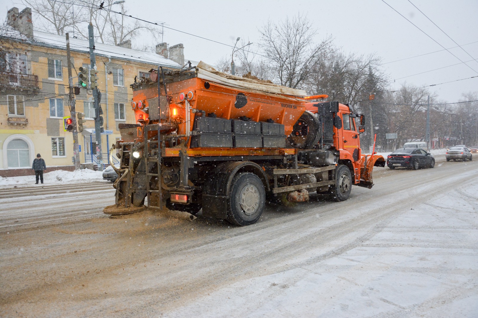 В Нижнем Новгороде на борьбу со снежным циклоном «Ваня» вышло порядка 1  тысячи единиц техники и 4,5 тысяч рабочих, включая привлеченные ресурсы  подрядчиков и ДУКов - Официальный сайт администрации города Нижнего  Новгорода