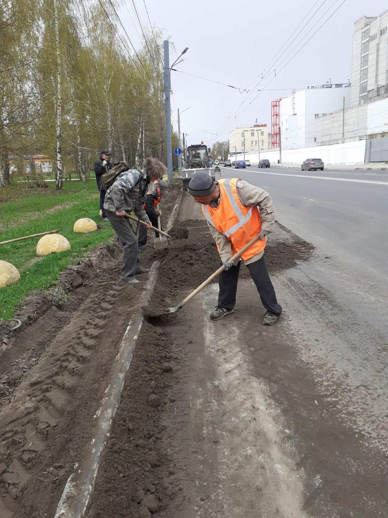 В праздники уборка города не останавливалась: подрядчики чистили  прибордюрные полосы, собирали мусор, красили остановки и лавочки -  Официальный сайт администрации города Нижнего Новгорода