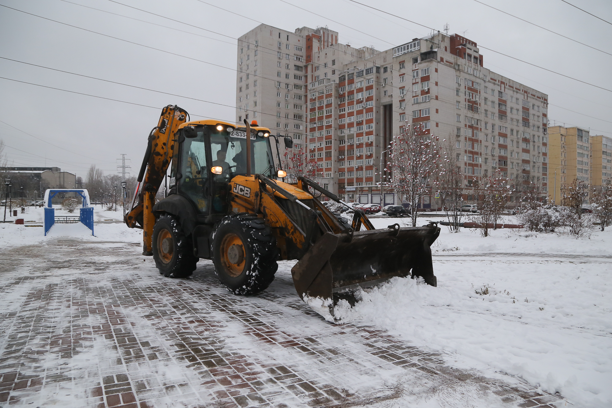 3 000 дворников убирают снег на придомовых территориях в Нижнем Новгороде |  13.11.2021 | Нижний Новгород - БезФормата