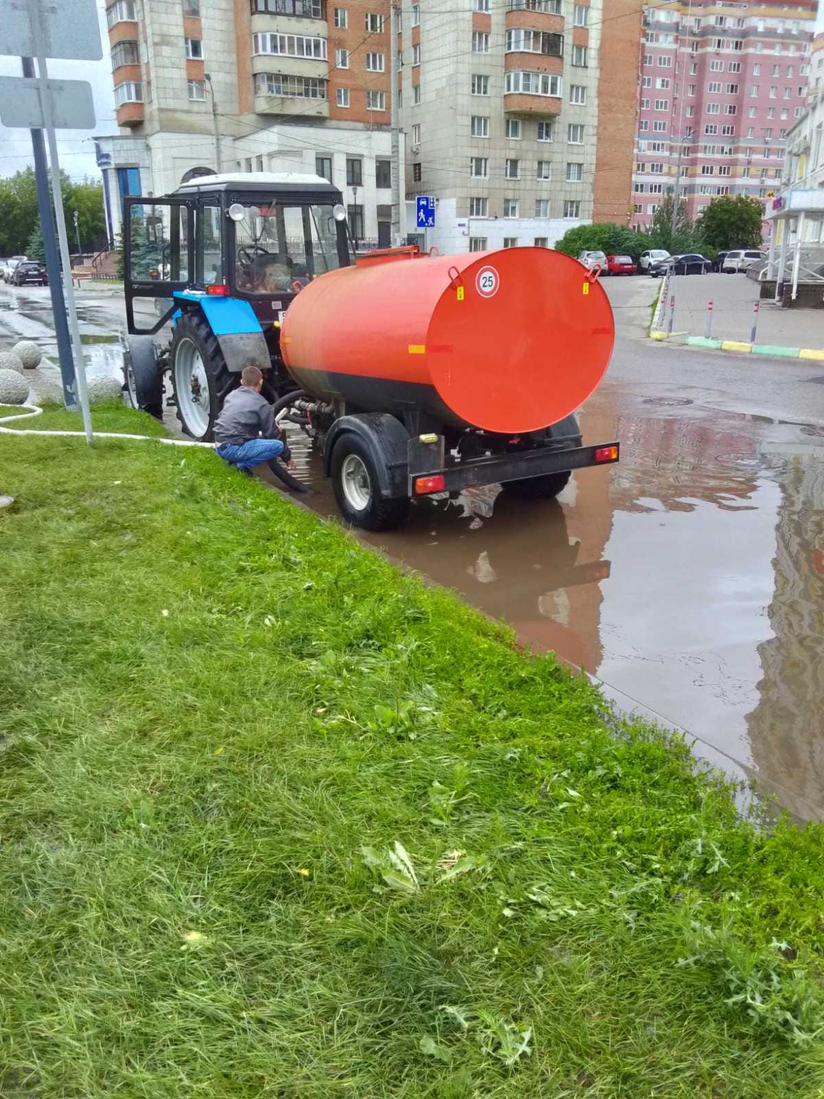 Коммунальную технику для откачивания воды перенаправляют с городских дорог  во дворы - Официальный сайт администрации города Нижнего Новгорода