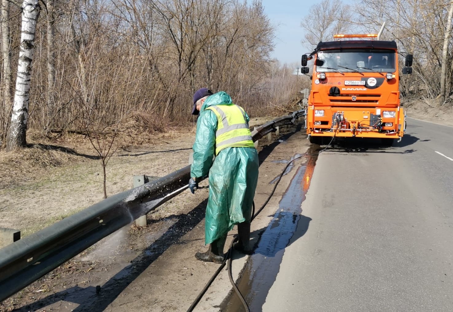 Ограждения и лавочки красят в Нижнем Новгороде в рамках месячника по  благоустройству - Официальный сайт администрации города Нижнего Новгорода