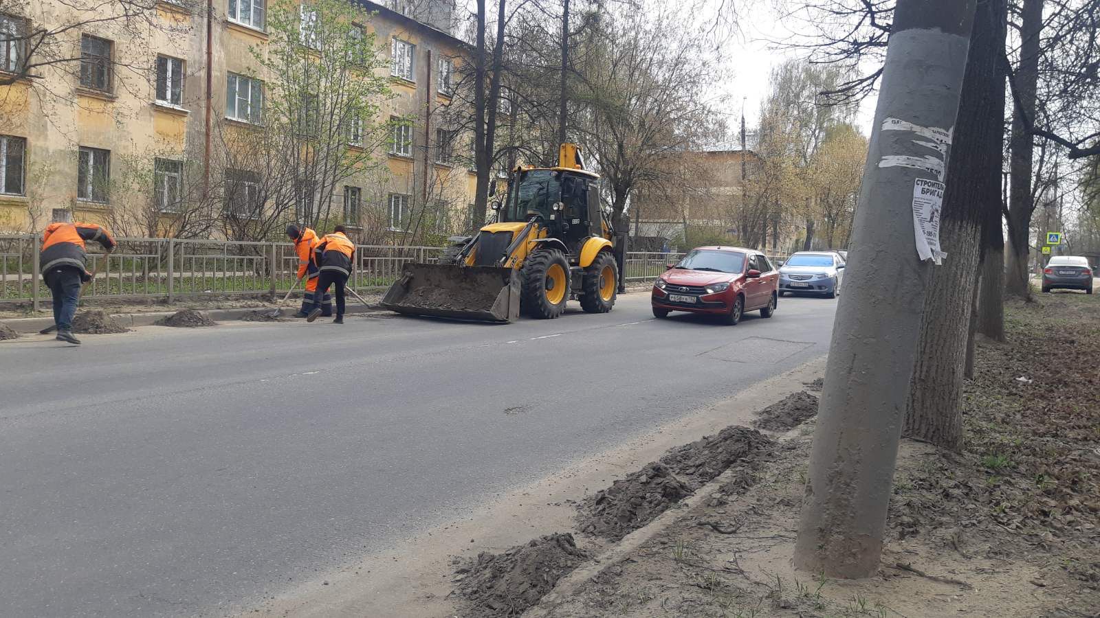 В праздники уборка города не останавливалась: подрядчики чистили  прибордюрные полосы, собирали мусор, красили остановки и лавочки -  Официальный сайт администрации города Нижнего Новгорода