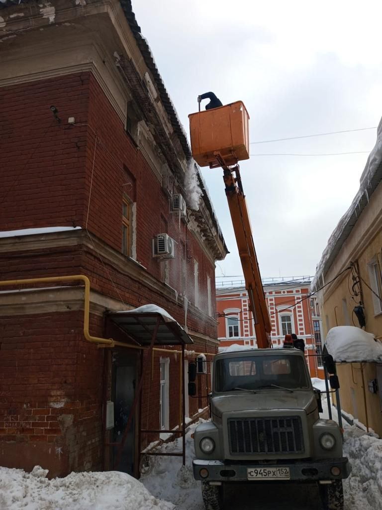 В Нижнем Новгороде усилили работу по очистке кровель от снега в связи с  потеплением - Официальный сайт администрации города Нижнего Новгорода