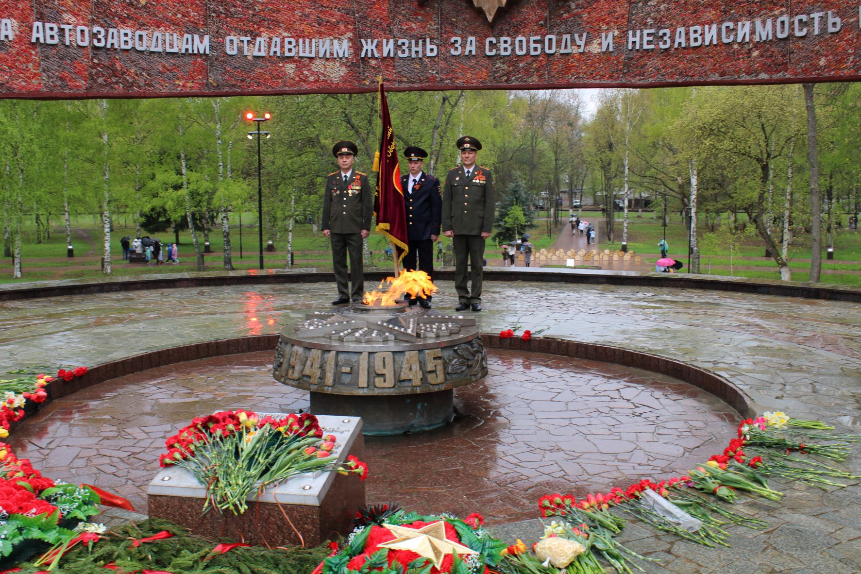 Цветы в автозаводском районе нижнего новгорода. 9 Мая на автозаводе Нижний.