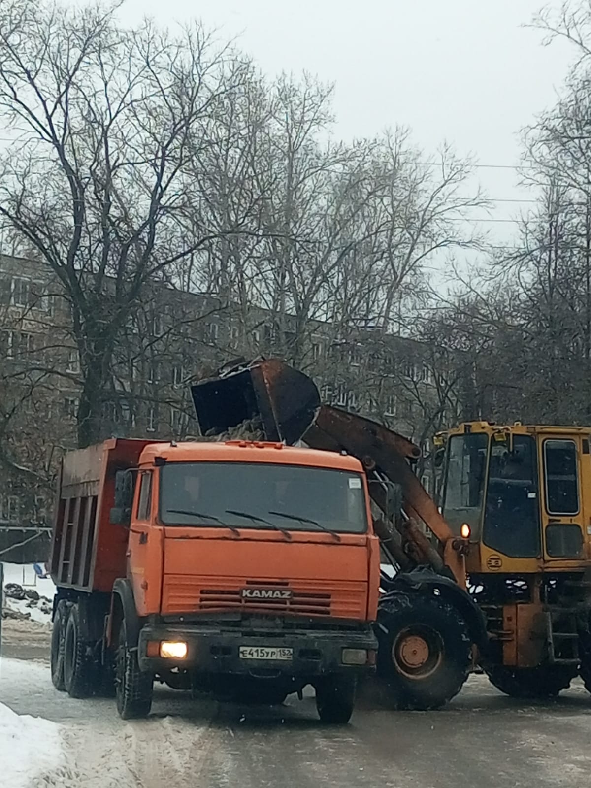 Нижегородские коммунальщики устраняют последствия непогоды: чистят крыши,  посыпают дороги, откачивают воду и убирают снег - Официальный сайт  администрации города Нижнего Новгорода