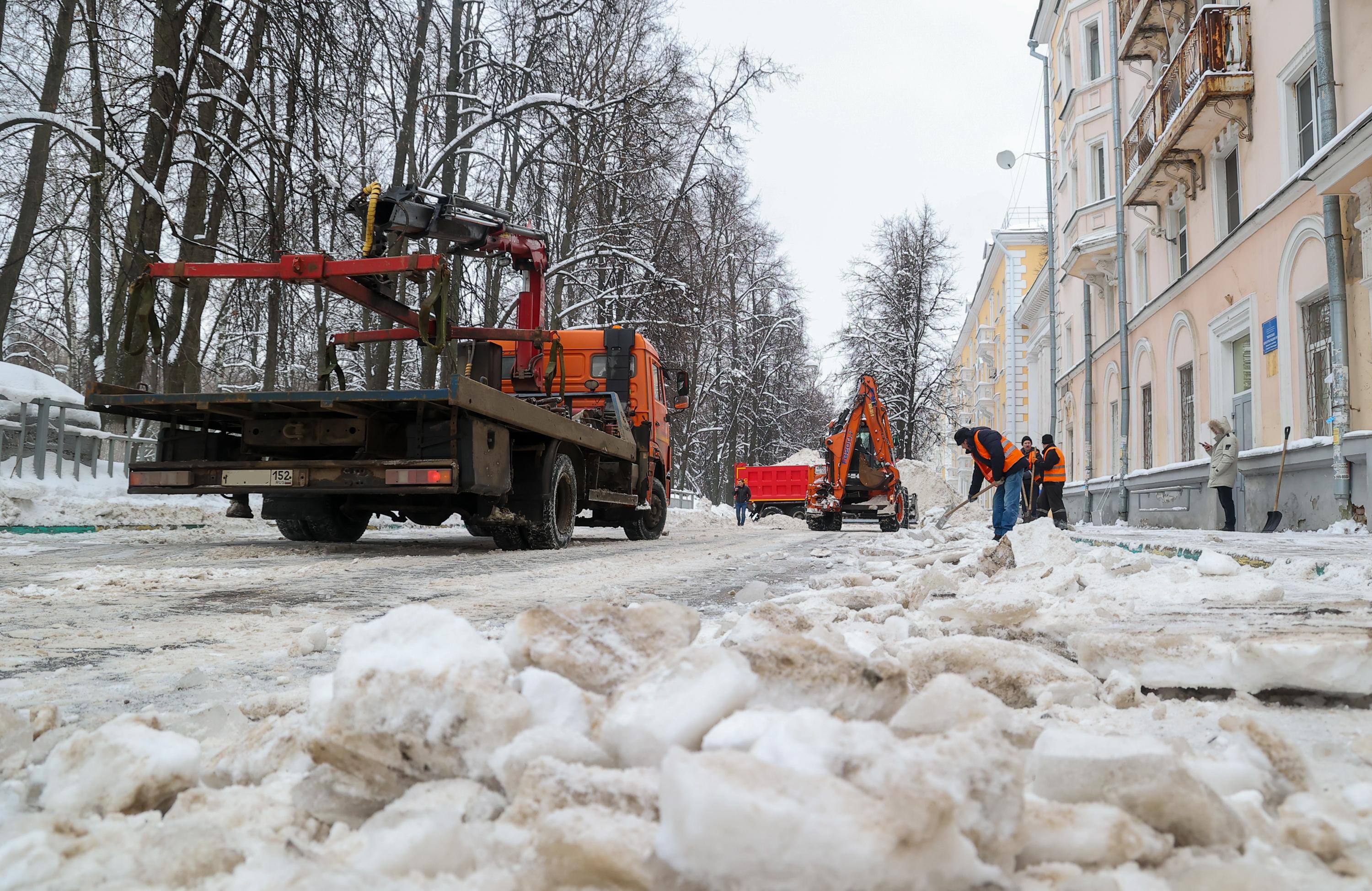 На новый цикл обработки дорог и уборки снега вышли дорожники в Нижнем  Новгороде в связи с очередным снегопадом | 16.01.2024 | Нижний Новгород -  БезФормата