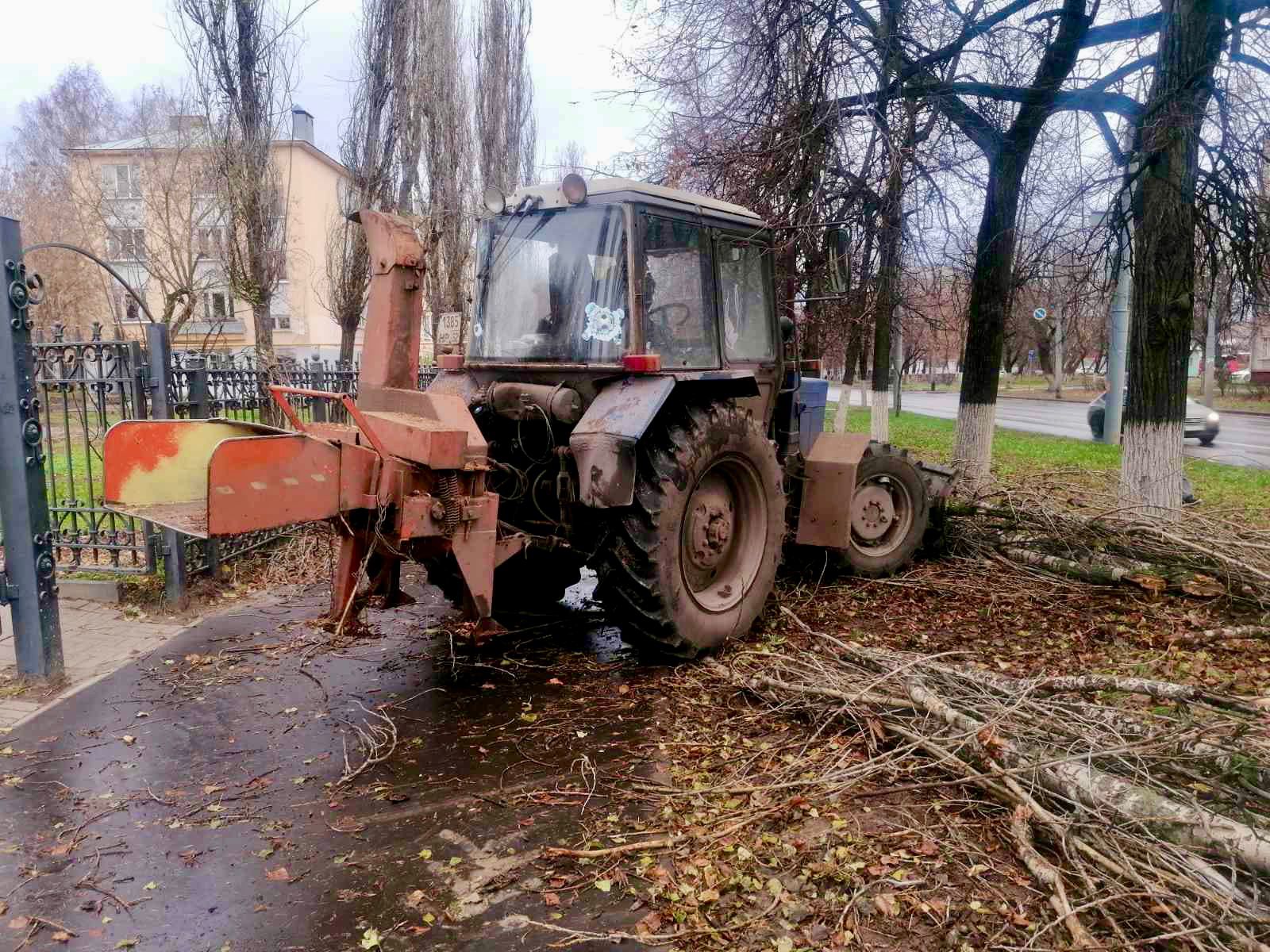 Нижний новгород буря. Ураган в Нижнем Новгороде в мае 2018. Нижний Новгород ураган фото. Нижний Новгород авария Приокский район школа 154. Фото поваленных деревьев от урагана в Нижнем Новгороде.