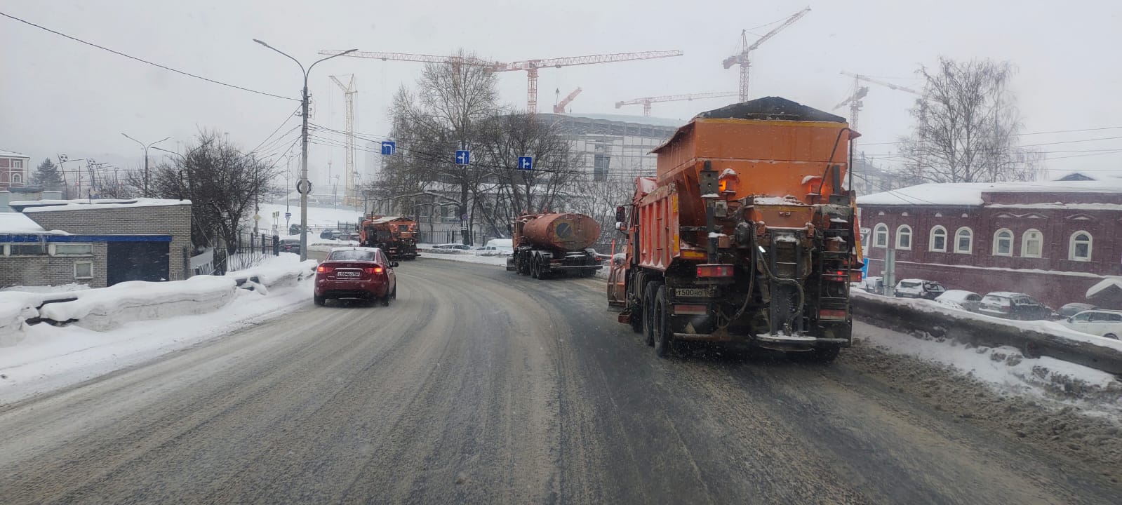 В связи со снегопадом, названным московскими синоптиками самым сильным за  эту зиму, нижегородские коммунальщики работают в усиленном режиме -  Официальный сайт администрации города Нижнего Новгорода