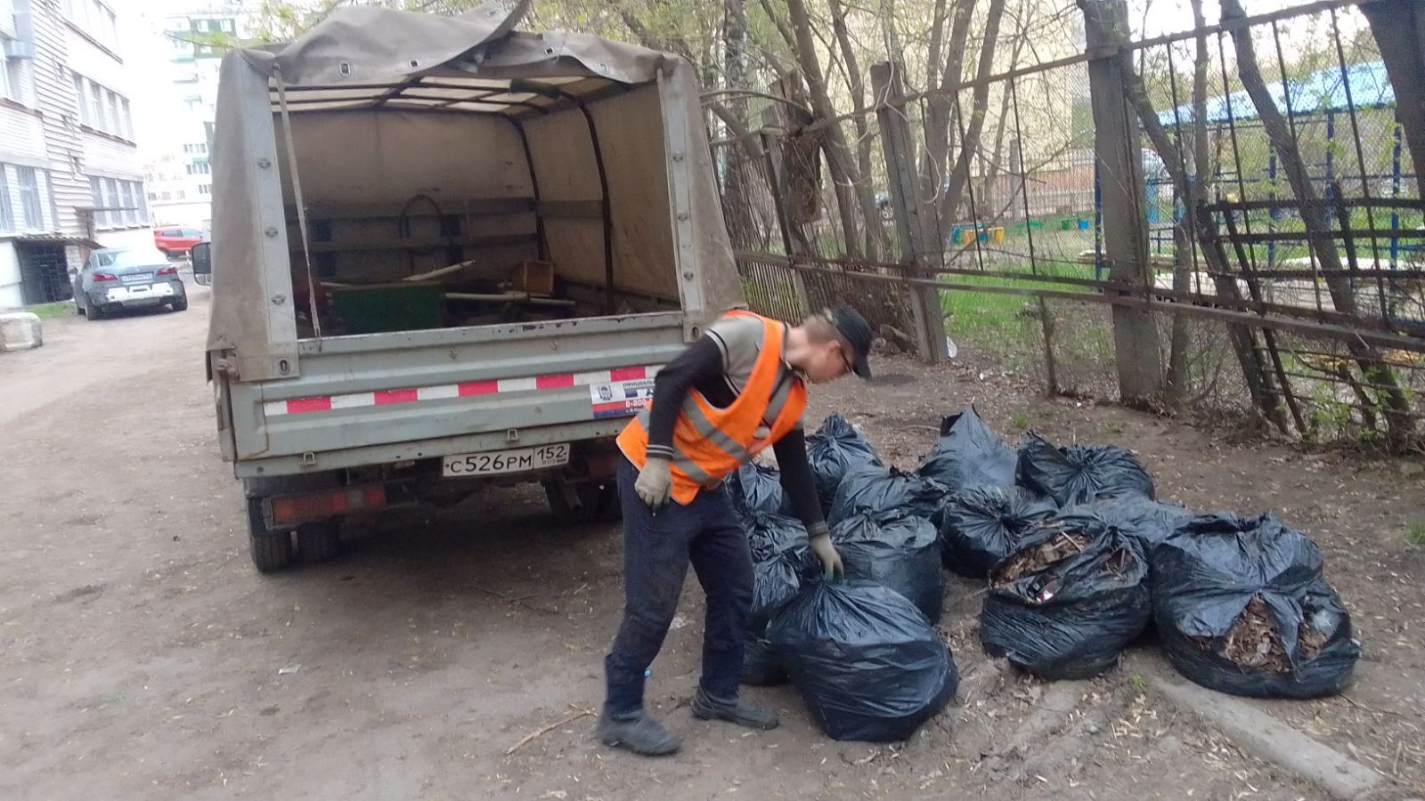 В праздники уборка города не останавливалась: подрядчики чистили  прибордюрные полосы, собирали мусор, красили остановки и лавочки -  Официальный сайт администрации города Нижнего Новгорода